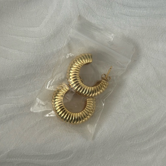 Chunky gold hoop earrings - Picture 3 of 3